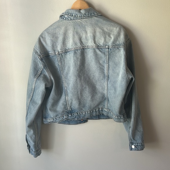 Old Navy Cropped denim jacket with distressing, light wash size large - Picture 5 of 5